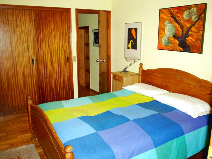 Das 2. Schlafzimmer ist mit warmen Holzmöbel ausgestattet.