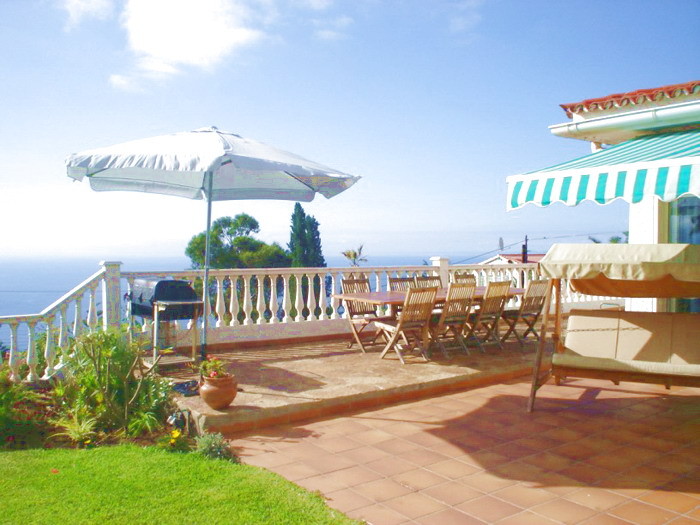 Grosse Terrasse und Garten der Urlaubsvilla mit Pool