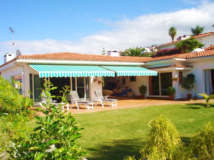 urlaubsvilla mit Pool auf einem schönen Gartenanwesen und Meerblick.
