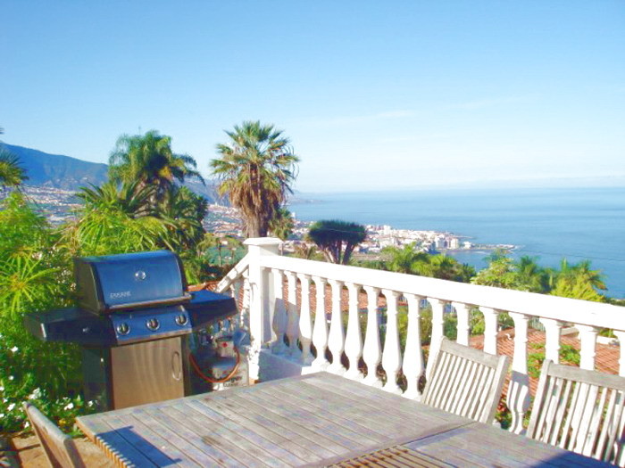 Blick über die Küste von Puerto de la Cruz von der Urlaubsvilla auf Teneriffa