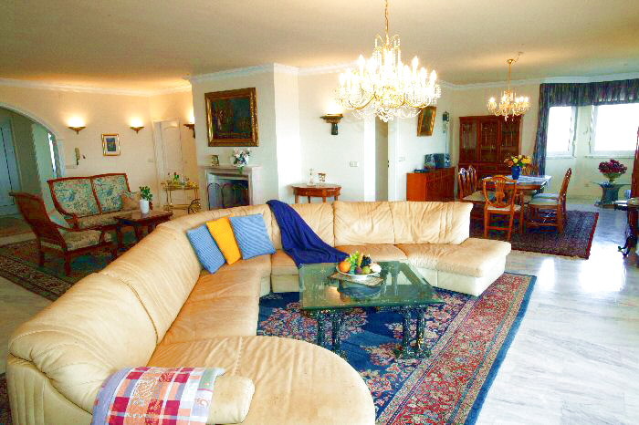 Hochwertig eingerichtetes Wohnzimmer mit grosser Sitzgruppe in der Penthauswohnung in Chayofa mit Pool auf Teneriffa