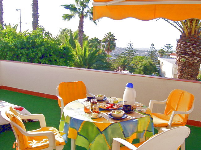 hübsche Terrasse ist mit Gartenmöbeln, einer Hollywoodschaukel und Sonnenliegen ausgestattet und bietet einen wunderbaren Blick auf das Meer und die umliegenden Berge.    