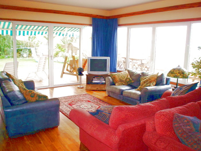 Das Wohnzimmer der Villa ist für Rollstuhlfaherer geeignet.