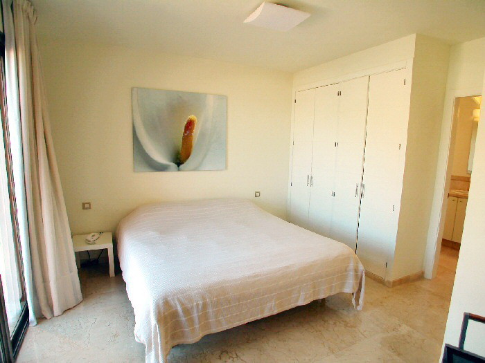 Schlafzimmer mit Doppelbett und geräumigen Schrank