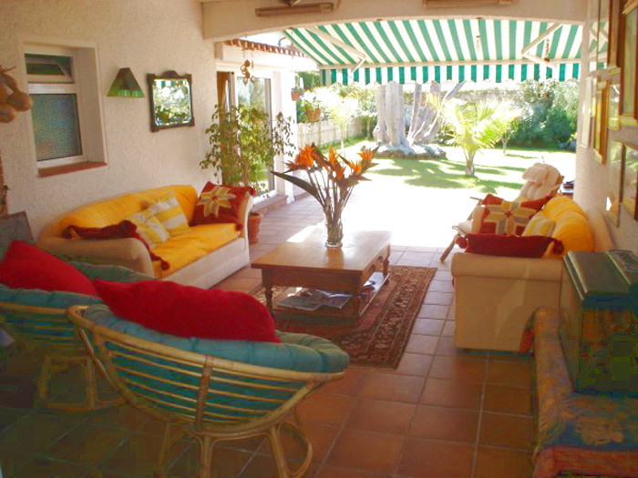 Es gibt noch ein 2. Wohnzimmer zum Garten hin welches überdacht ist aber doch „im Freien“ liegt.und auch hier wieder eine schöne Atmosphäre schafft.