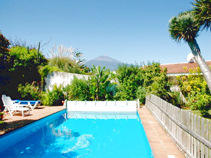 Pool der Urlaubsvilla mit Meerblick und zum Teide 