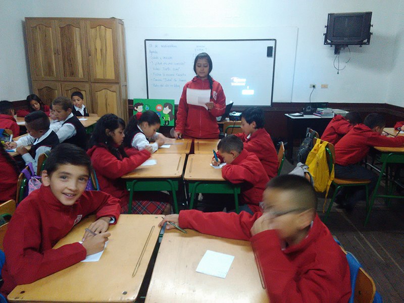 Niños y niñas del grado cuarto A realizando el taller de preguntas orientadas por la maestra Johana Montoya