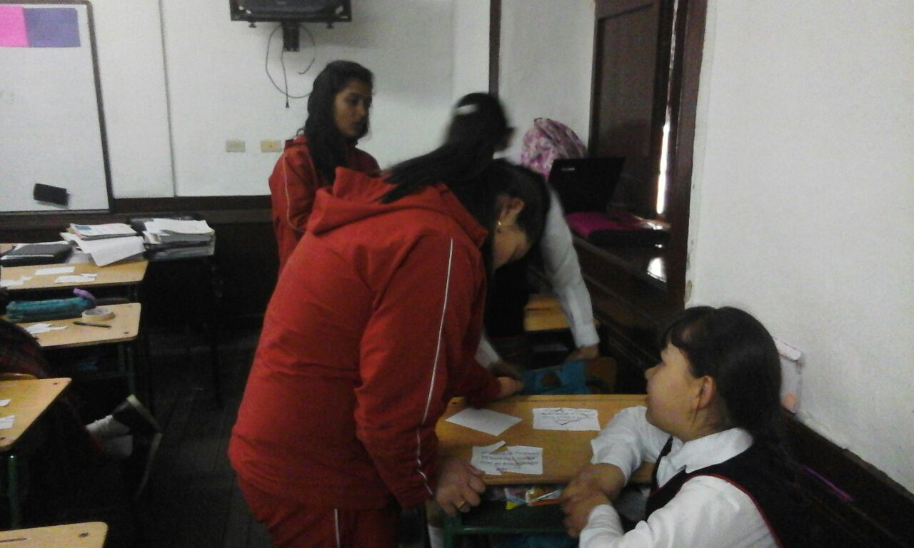 Maestras en formación Daniela Correa  y Johana Montoya, orientando actividades de clase.