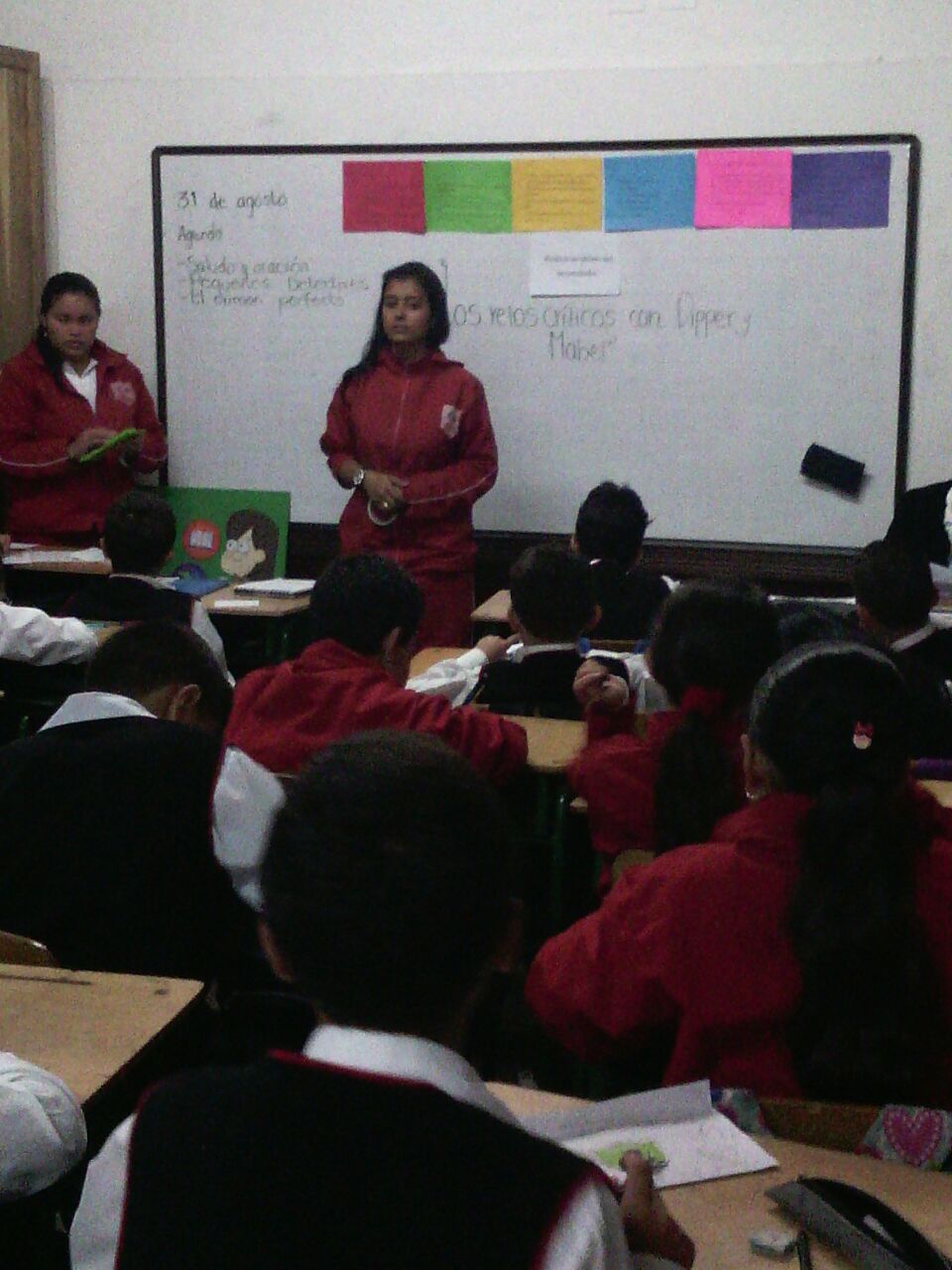 Niños y niñas del grado cuarto A realizando el taller de preguntas orientadas por la maestra Johana Montoya