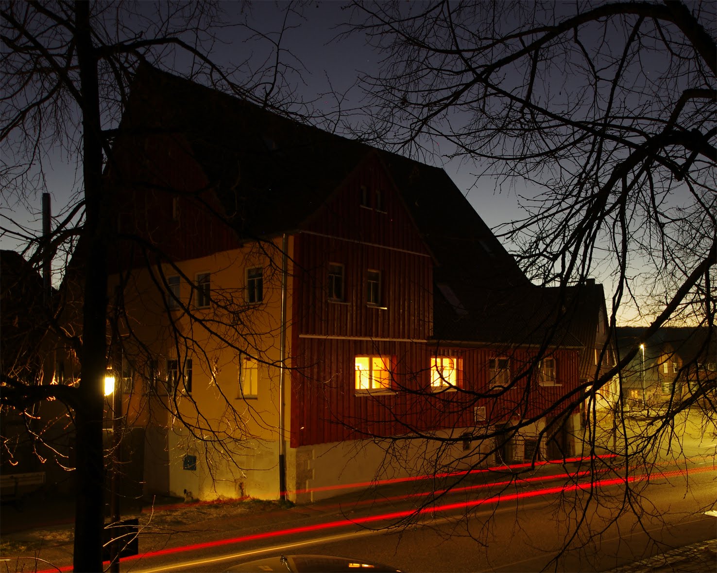 Hausfront bei Dämmerung