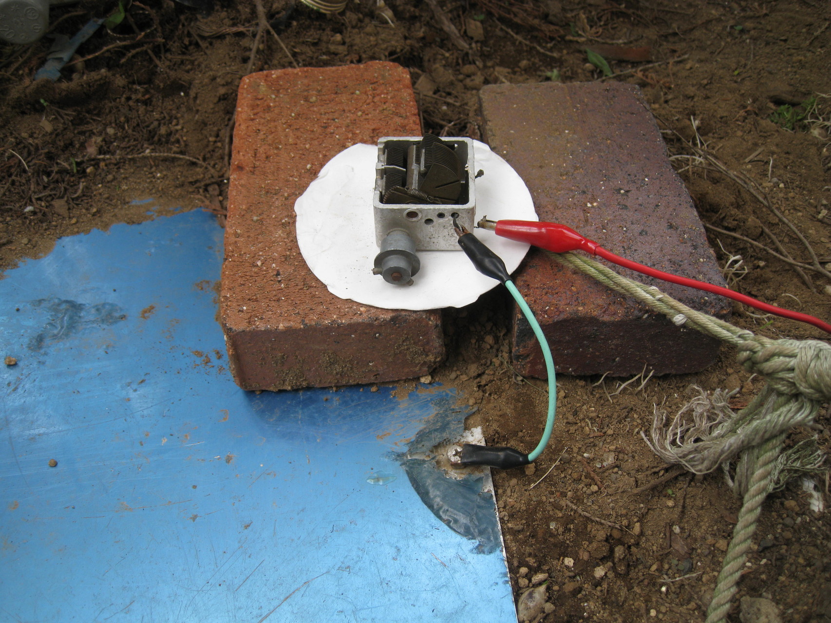 地上高ゼロメートル/地面置きアルミ板ANTに直列にVCをつけて給電