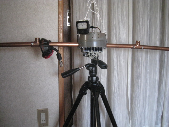 新カメラ用三脚に載せたTV用ヨークコアに同軸4回巻き給電/Φ22mm銅管をコアに貫通/全周長4mでLOOPの給電部等の状況