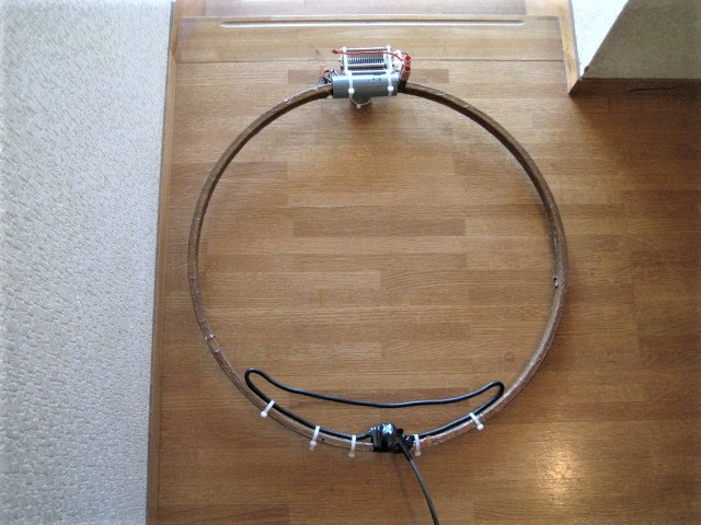 自宅二階踊り場水平置き直径65㎝自転車タイヤリムに銅箔を巻き付け2KV200PのVC　シールドループ給電MAG-LOOP