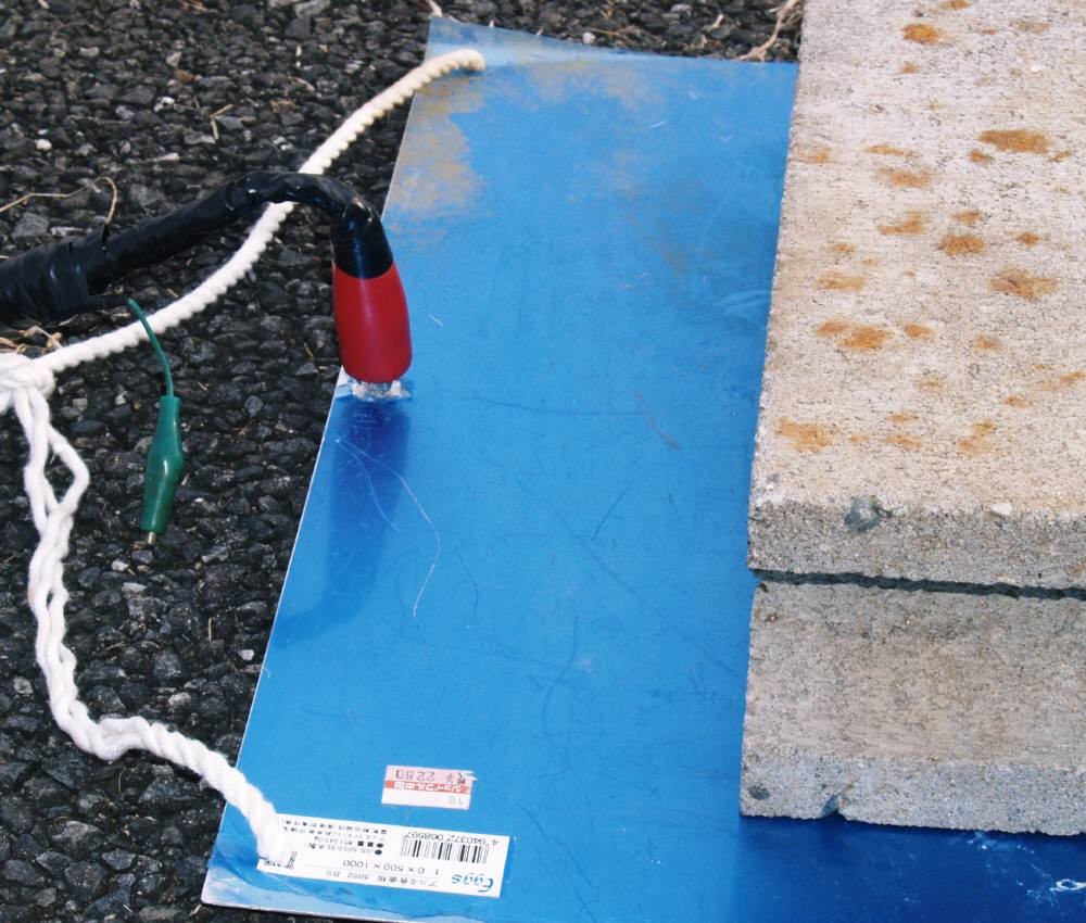 地上高ゼロメートル給電アルミ板ANT:赤クリップで給電しています。（同軸芯線からの赤クリップです。：芯線のみ接続します。）