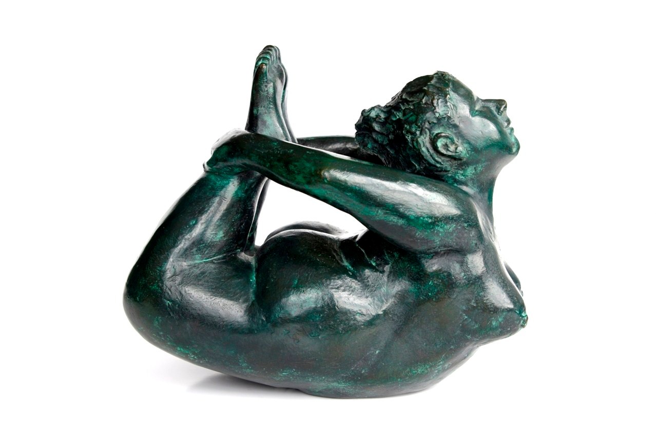 32  Frau im Bow  2014  28x17x25cm   Bronze