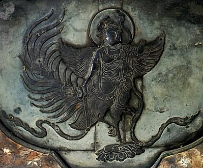 Karyoubinga Gravura no Octogonal Pedestal No Templo de Chusonji 中 尊 寺, do século 12   (Comprimento) 193,9 cm (altura) 52.5cm