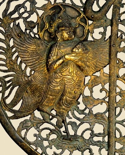 Detalhe da foto anterior do Keman. No Templo de Chusonji 中 尊 寺, Era Heian, do século 12, H = 28,5 cm, feito em Bronze dourado.