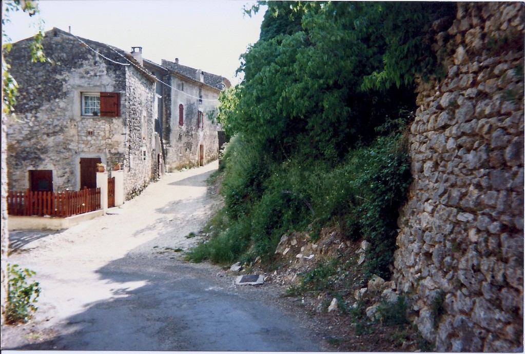 Rue-impasse- à droite mur soutenant l'immeuble Four à Pain