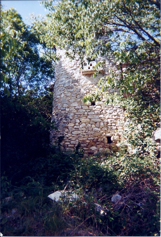 A gauche du pigeonnier,chemin communal