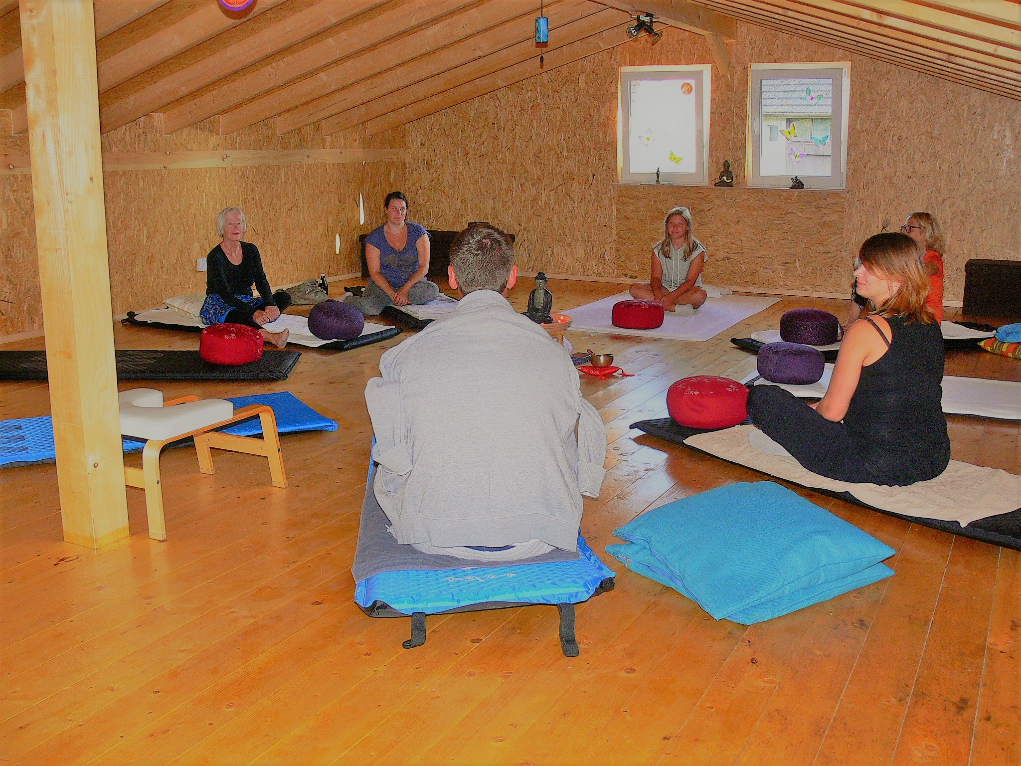 Wir machen es uns gemütlich im Meditationsraum