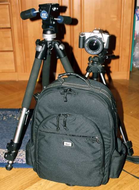 Stativ Manfrotto mit 3 - Wege - Neiger, Stativ Vanguard mit Kinoneiger (leicht), Fotorucksack ISO, und meine Canon EOS 300 Analog