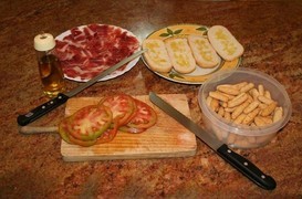 Jamon, pan, tomaté, aceité de oliva