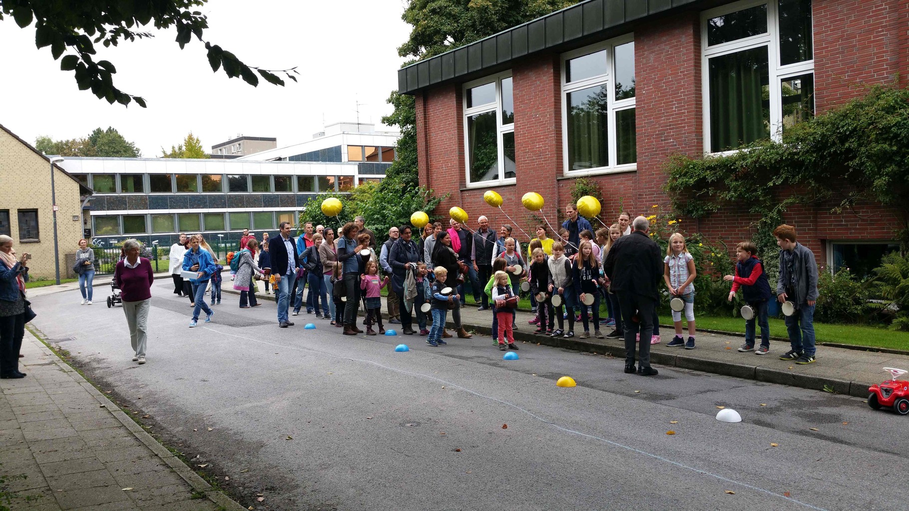 Pastor Mertens führt die Prozession an