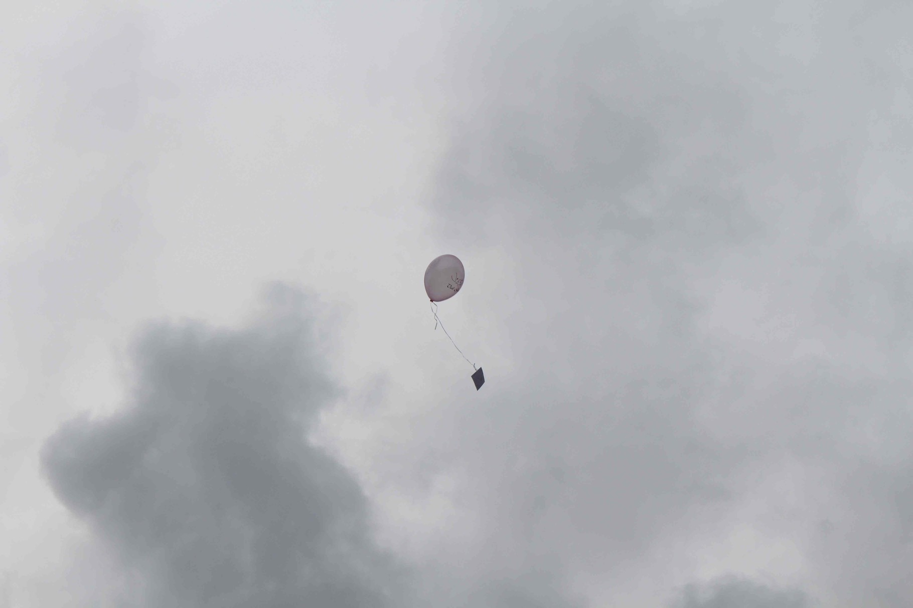Der erste Ballon steigt in den Himmel