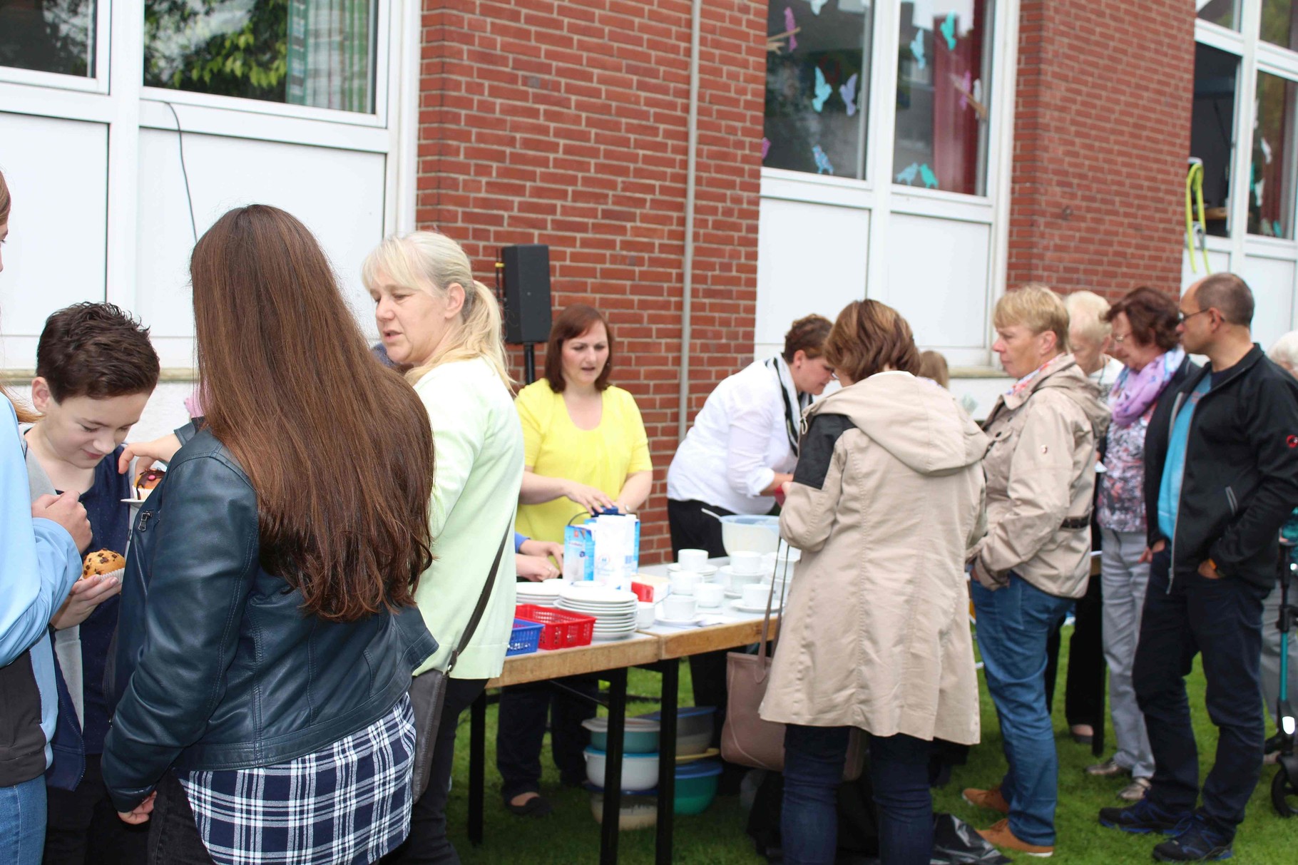 Die Elterngruppe vom Haempenkamp Kindergarten backt Waffeln und verkauft Kuchen - gespendet von Eltern des Antonius Kindergartens!