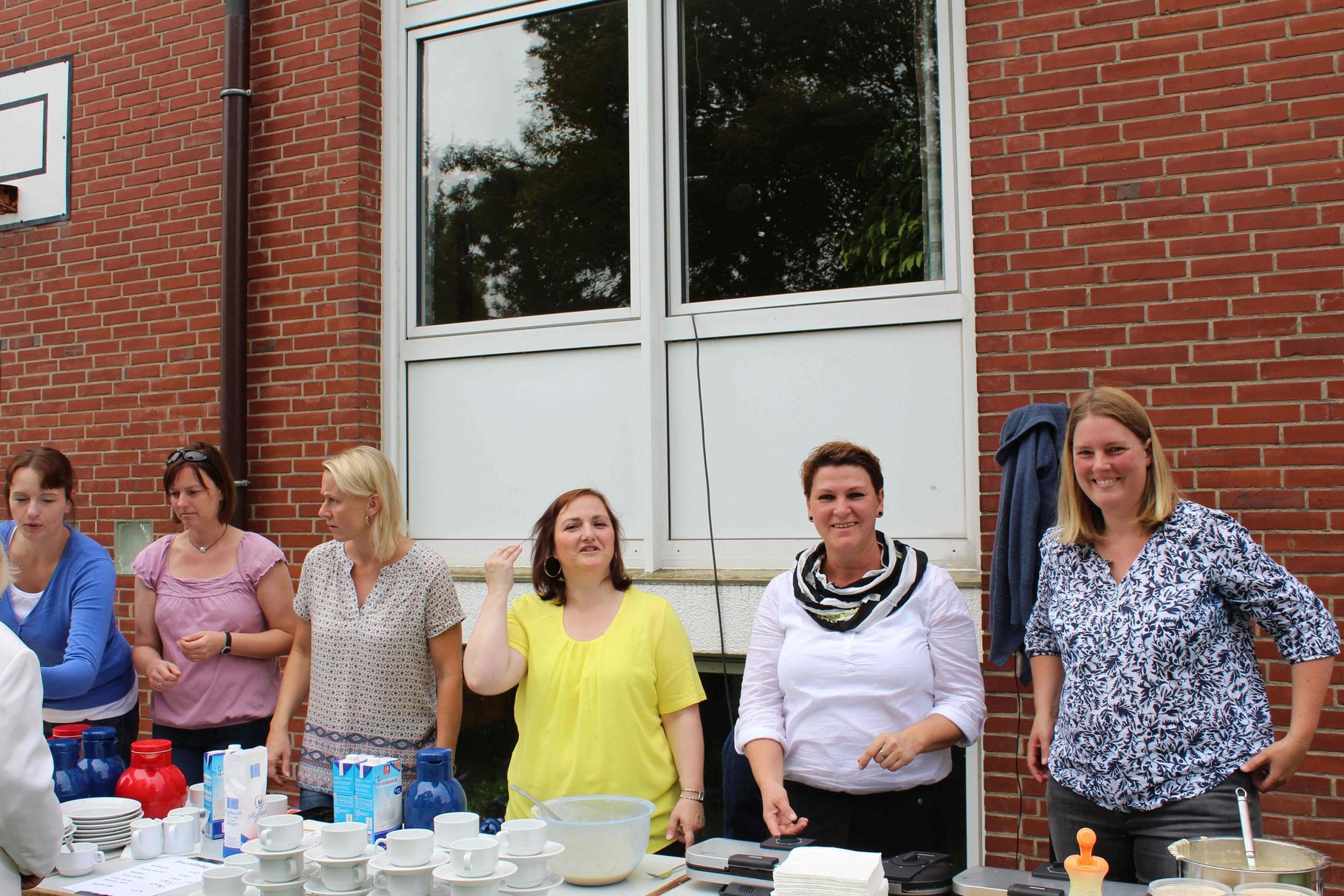 Am Kuchen- und Waffelstand ist auch alles fertig zum loslegen