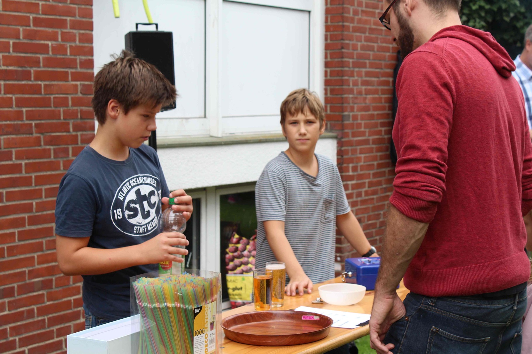 Dustin und Leon kümmern sich um den Durst der Besucher