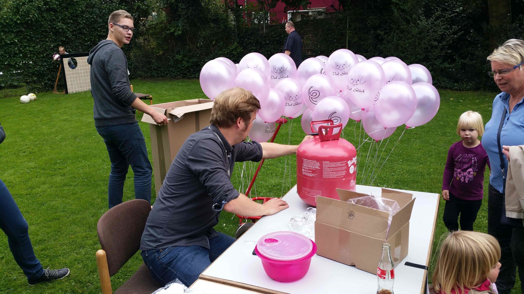 Die Hauptamtlichen um Christoph Kleine haben den Luftballon Wettbewerb im Griff