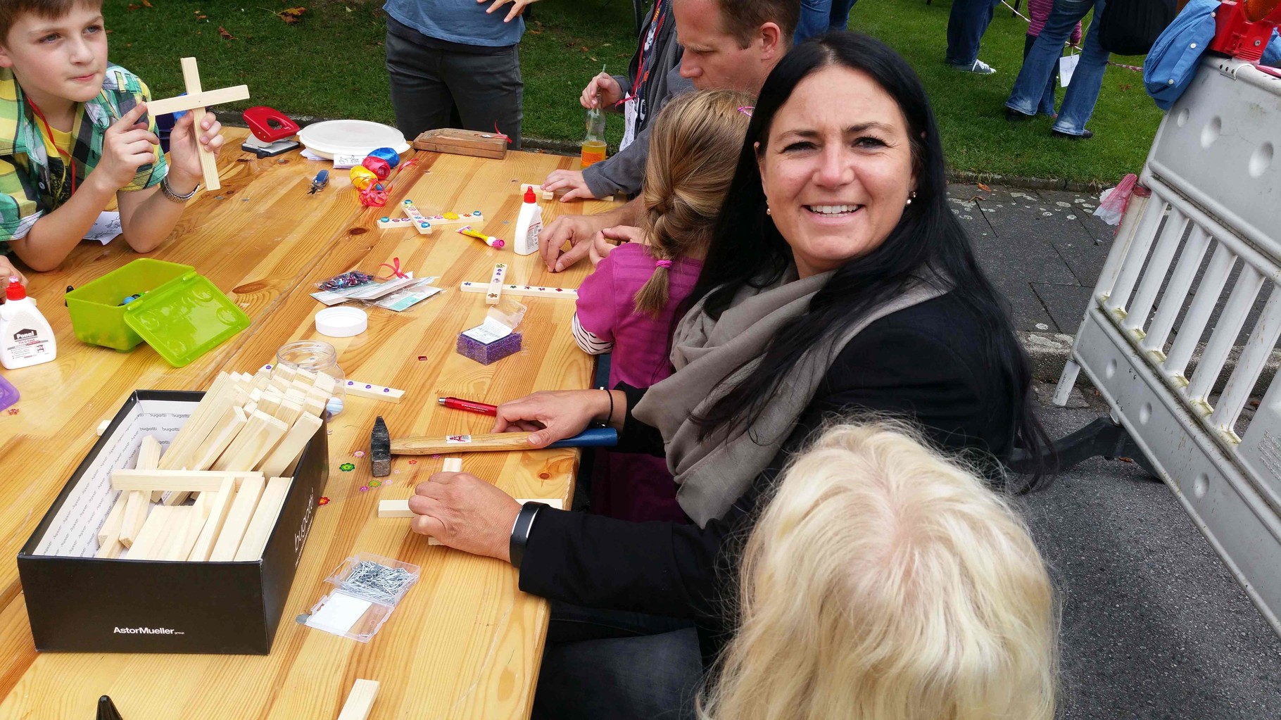 Yvonne zeigt den Kinds wie man Kreuze bastelt und dekoriert