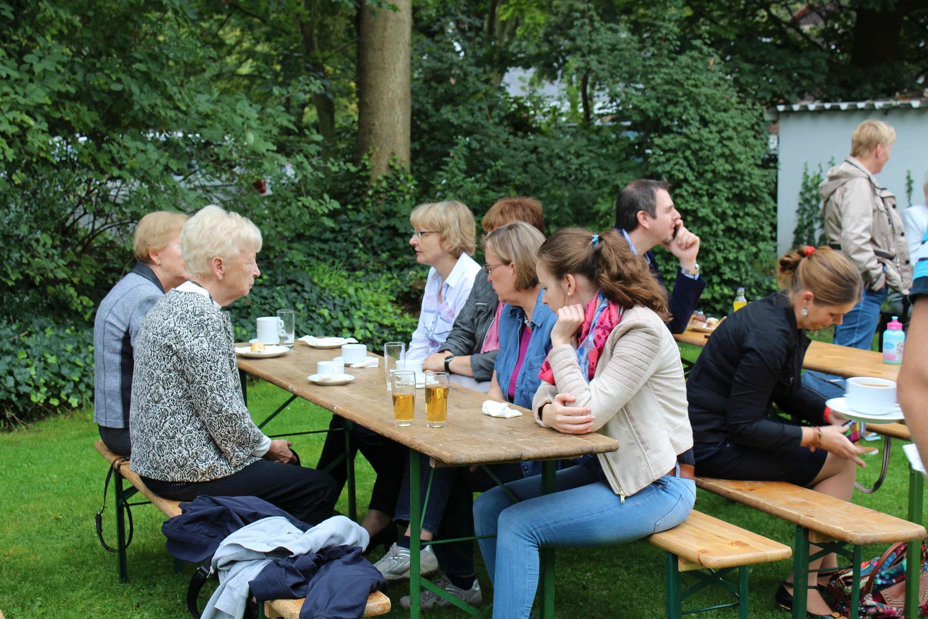 Die Damen plaudern lieber sitzend