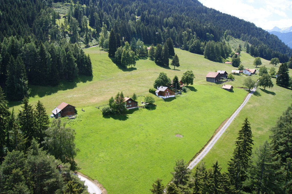 Heliflug über die Emser Maiensässe