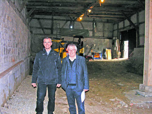 Hans-Walter Gysel, Stiftungsrat der Stiftung Bergtrotte Osterfingen (l.), und Hans Rudolf Meier, Stiftungsratspräsident und Gemeindepräsident von Wilchingen, in der ausgehöhlten Bergtrotte. (Bild Jean-Claude Goldschmid)