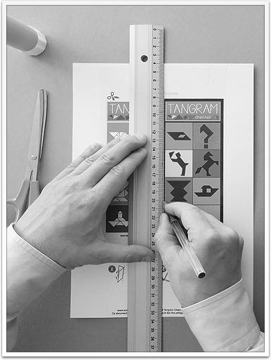 www.presto-tangram.com - Utiliser un stylo à bille qui ne fonctionne plus pour bien marquer la ligne de pliage.