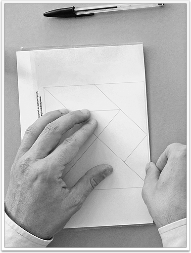 www.presto-tangram.com - Replier la feuille, presser et laisser sécher.