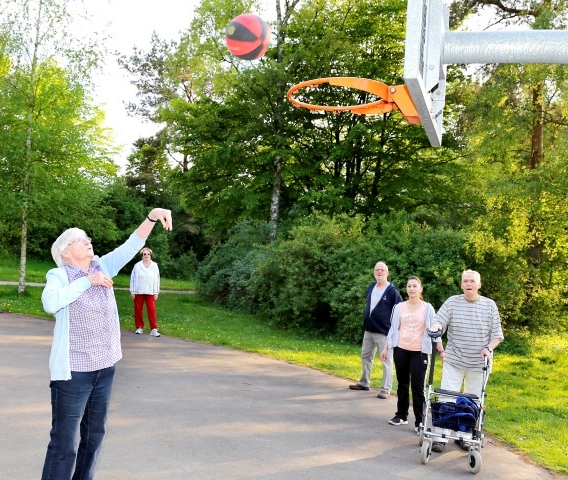 Kann eine 80Jährige noch Körbe werfen?