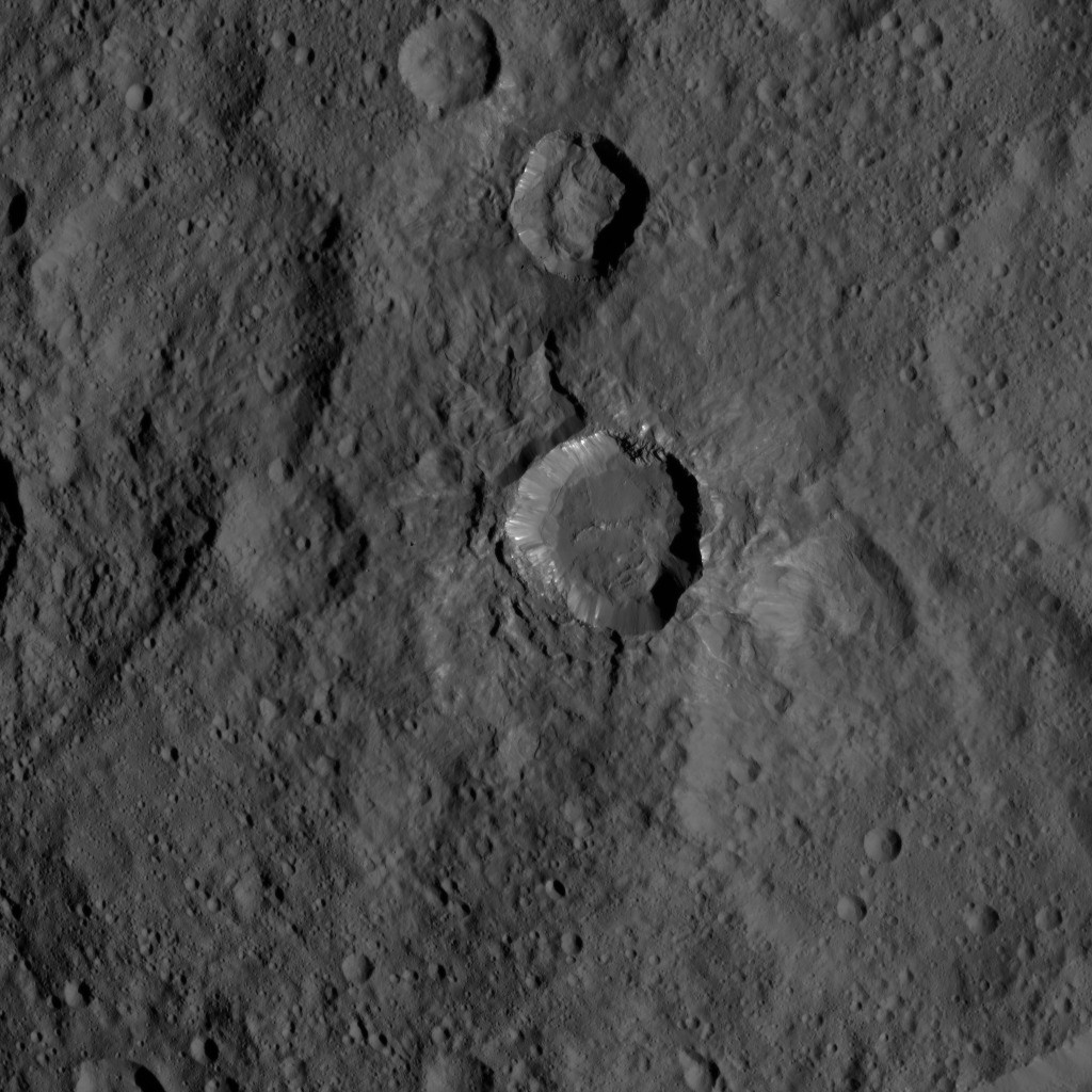 Cratère récent à fond plat de 26 km de diamètre, photographié depuis une altitude de 1470 km