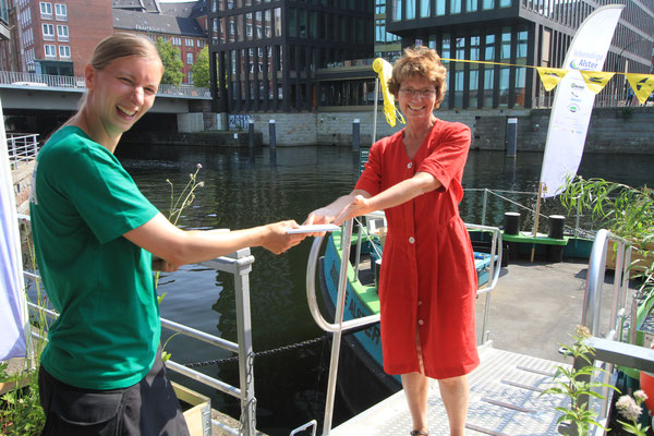 Elisabeth Klocke, die Geschäftsführerin und Vorstand der Stiftung Lebensraum Elbe, zeigte sich überzeugt von dem Lebensraum Grüne Schute (Foto: A. Lampe) 