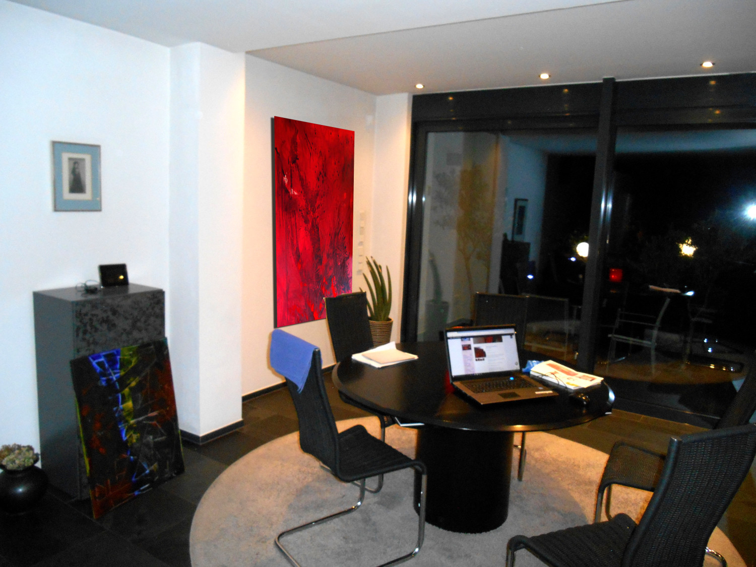 rotes Bild im Raum