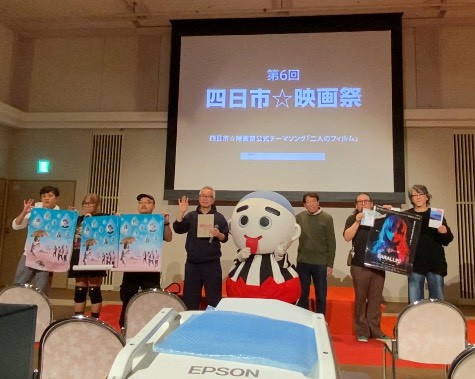 左から裏地圭さん、阿部真美子さん、山本俊輔監督、井上淳一監督、こにゅうどう君、ひと:みちゃん、高川裕也監督