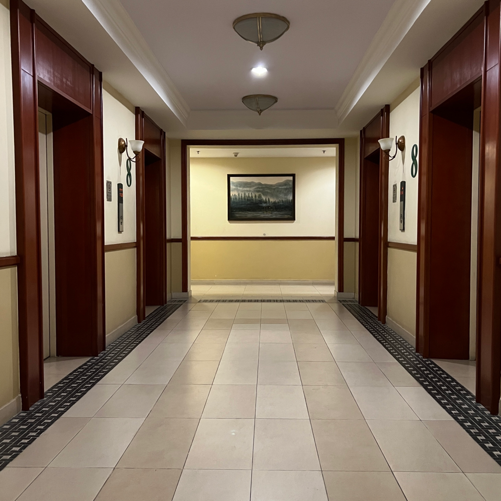 4 elevators (Comfortable!)