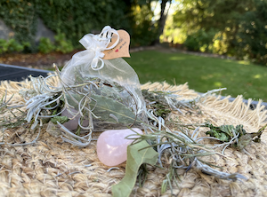 Rosenquarz mit Bio-Käruter-Potpourri