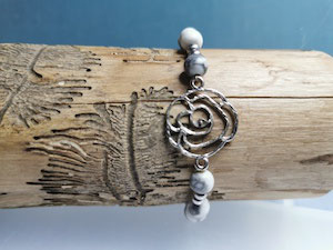 Ein Glücksstein für die Waage, der Howlith