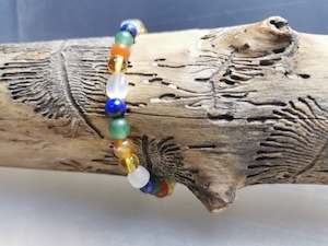 Harmonie für deine Seele: Das 5-Elemente-Armband vereint die Kraft von Holz, Feuer, Erde, Metall und Wasser nach der TCM für deine innere Balance.