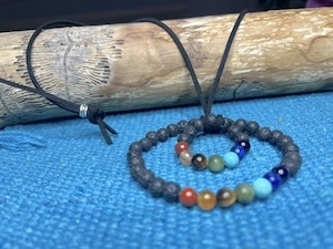 Chakrenschmuck im Set: Chakra-Armband und Chakra-Kette