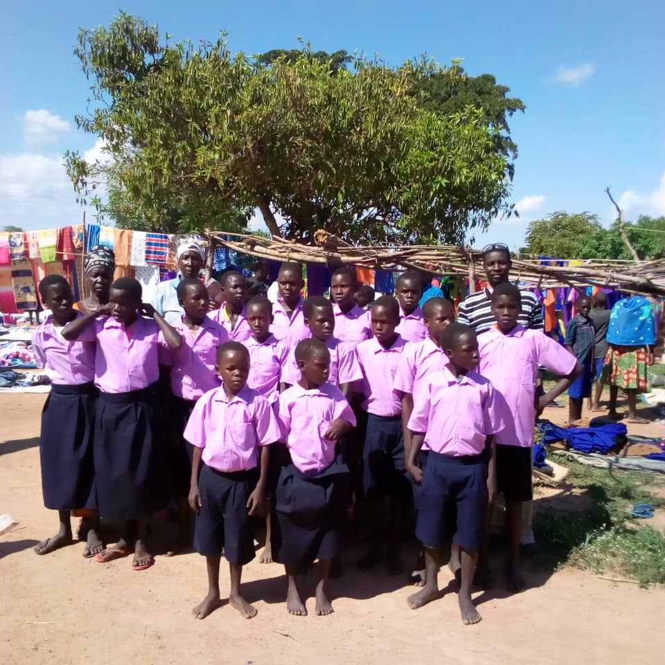 Un gruppo di beneficiari di Back to school con le nuove divise