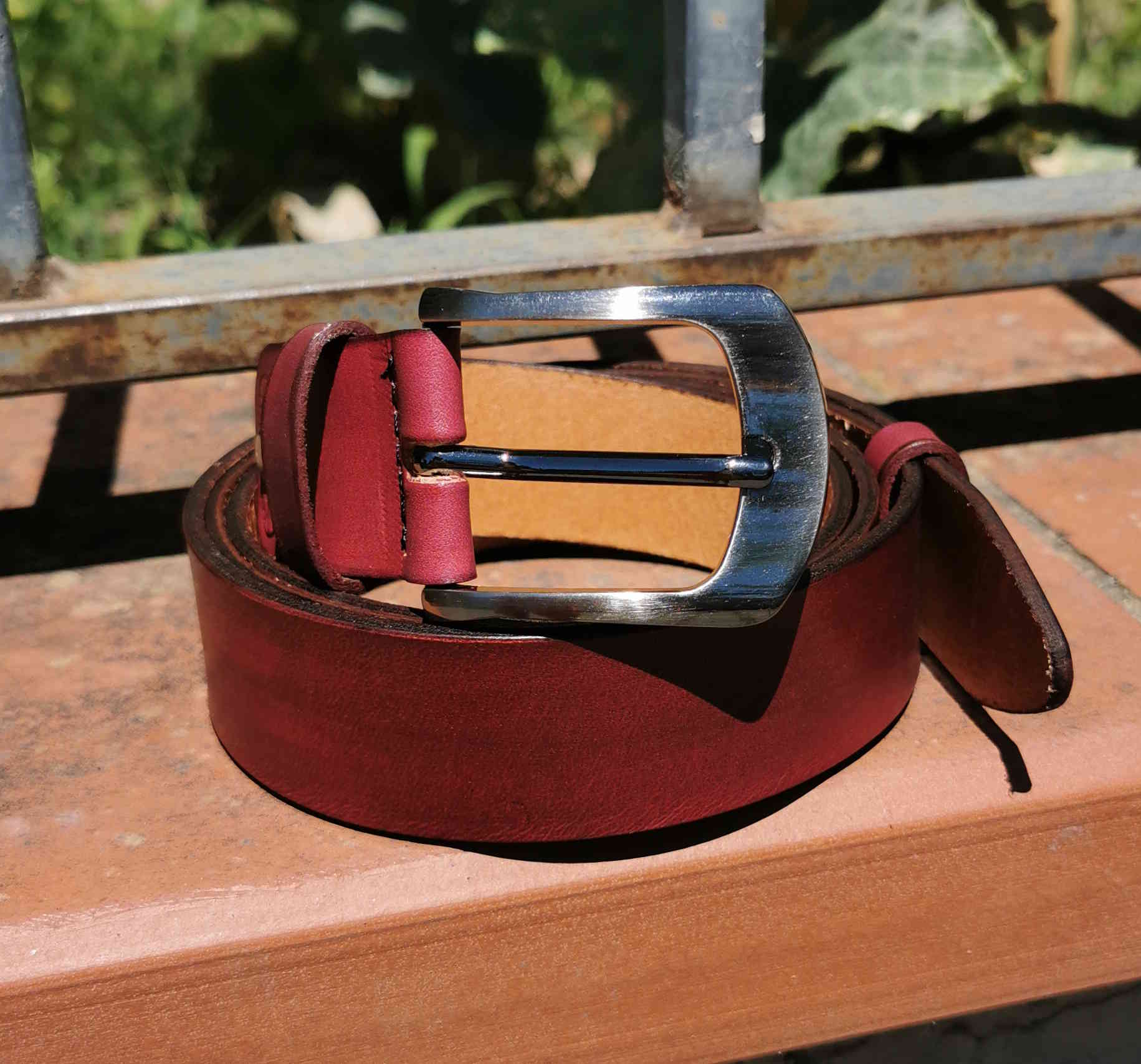 cintura in cuoio rosso